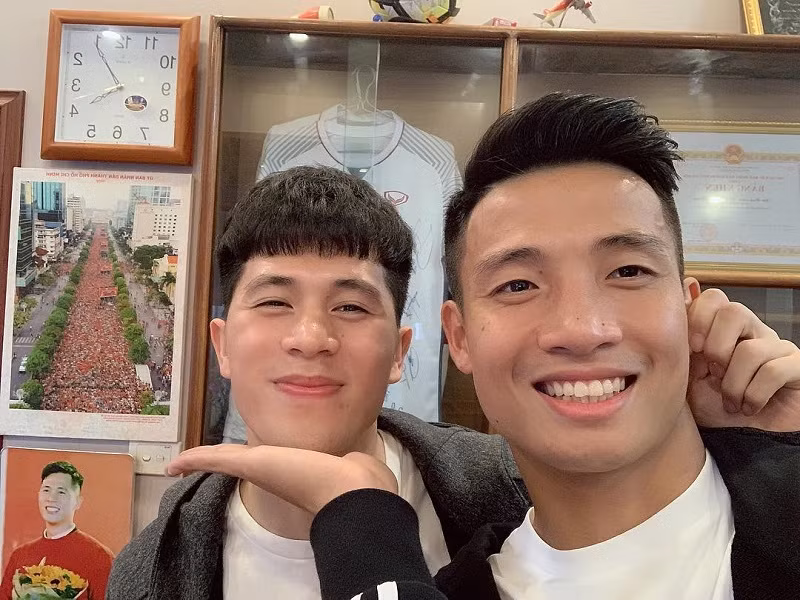 Mới đây, bạn gái trung vệ Bùi Tiến Dũng đã cho đăng tải đoạn clip ngắn trên story trang instagram cá nhân của mình ghi lại khoảnh khắc Tư Dũng hội ngộ với Đình Trọng sau khi cầu thủ này điều trị chấn thương từ Hàn Quốc trở về.