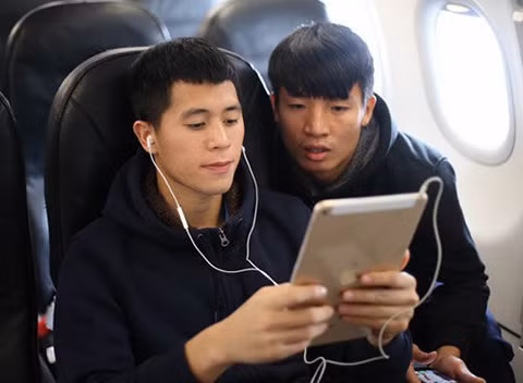 Đình Trọng và Tiến Dũng là cặp đôi cầu thủ được đông đảo người hâm mộ bóng đá yêu mến khi những khoảnh khắc tình tứ thể hiện sự gắn kết, thân thiết giữa hai người được chia sẻ rộng rãi trên mạng xã hội.