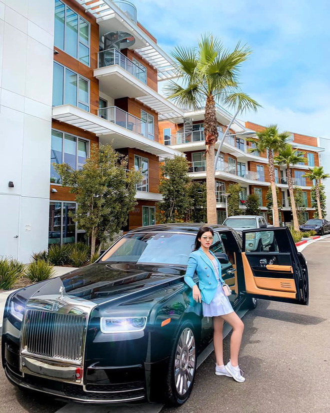 Trong giới Rich Kid tại Việt Nam, ngoài những cái tên như Thảo Tiên, Ông Thoại Liên thì Tiểu Giang cũng là gương mặt được CĐM đặc biệt chú ý. Con gái ông chủ buôn xe sang tại Sài thành này ngoài giàu có còn sở hữu nhan sắc khiến vạn người mê mệt.