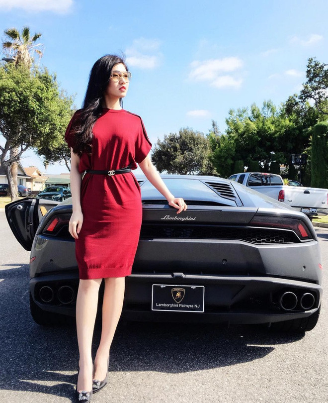 Cũng chính là con gái đại gia buôn xe hơi, nên Tiểu Giang đã có cơ hội trải nghiệm hơn 50 dòng siêu xe từ Huracan, Bentley, Rolls Royce đến Maserati...
