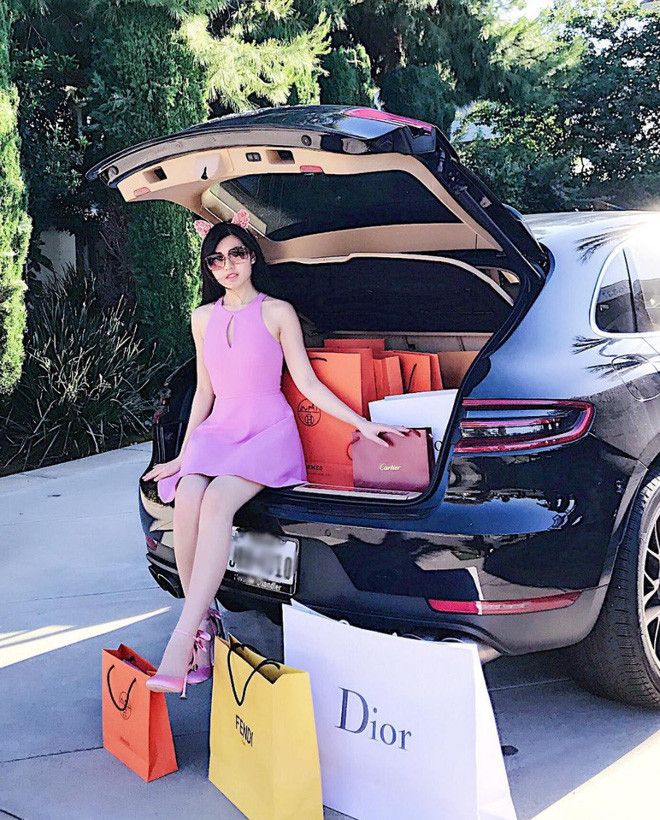 Những hình ảnh chia sẻ công khai trên Instagram hay Facebook của Tiểu Giang chỉ là một góc nhỏ trong cuộc sống xa hoa của cô.