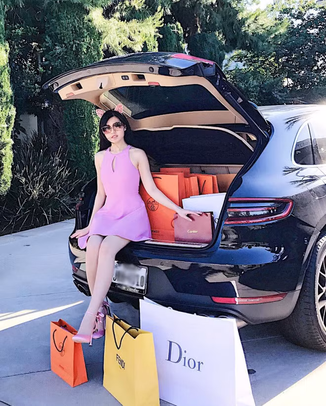 Những hình ảnh chia sẻ công khai trên Instagram hay Facebook của Tiểu Giang chỉ là một góc nhỏ trong cuộc sống xa hoa của cô.