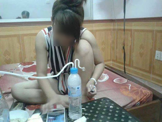 Gia đình, nhà trường, cộng đồng, công sở cũng có thể đóng vai trò quan trọng trong việc ngăn ngừa sử dụng và lạm dụng ma túy, kể cả chất hướng thần mới và các chất kích thích. Sự gắn kết chặt chẽ của các bạn trẻ với những người cha, người mẹ biết quan tâm, với nhà trường và cộng đồng có nguồn lực và cách thức tổ chức tốt, là những yếu tố góp phần cho mỗi cá nhân giảm thiểu nguy cơ sử dụng ma túy cũng như có các hành vi tiêu cực khác.