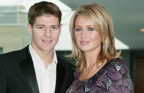 Tháng 12/2007, trong khi đang nô đùa vui vẻ với hai đứa con Lilly Ella, 3 tuổi và Lexi, 1 tuổi thì bất chợt Alex Curran – cô vợ đầu gối tay ấp của Steven Gerrard phát hiện có 4 người trùm kín mặt đột nhập vào nhà cô. 4 tên trộm thoải mái vơ vét tài sản, lục soát tất cả các đồ đạc ở nhà Gerrard và vơ vét được một số trang sức quý giá trước khi biến mất vào bóng đêm.