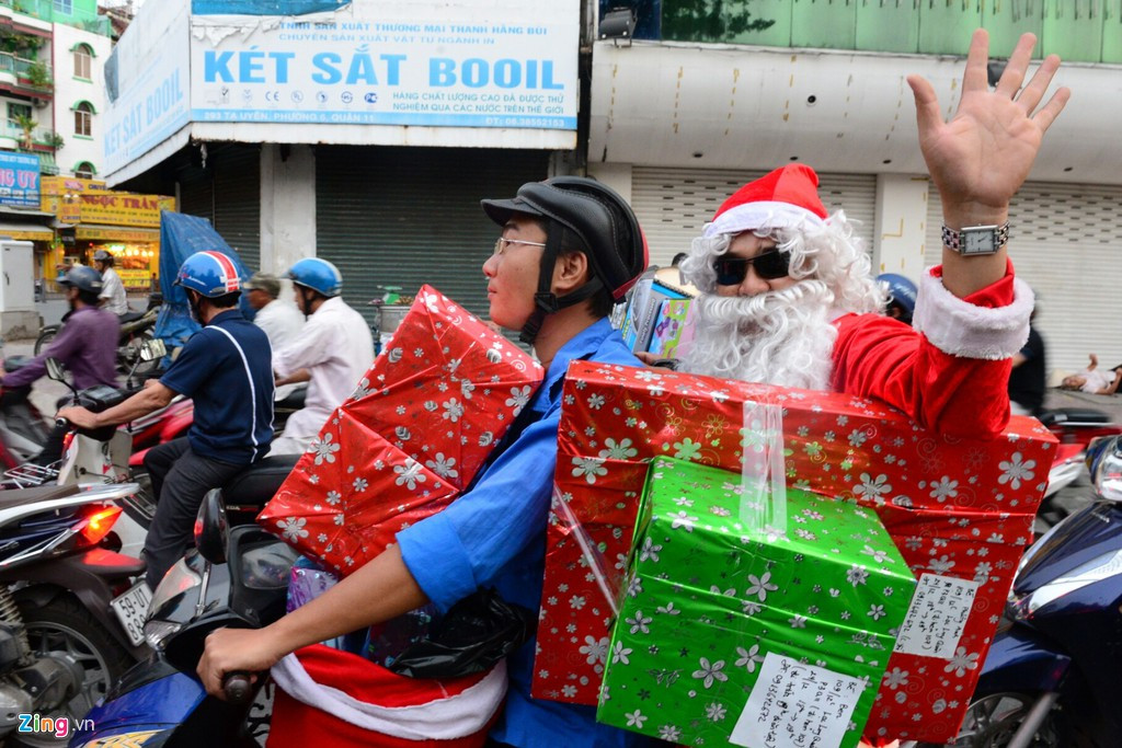Khi quá lười đi xe, các ông già Noel đã nhờ tới các phương tiện di chuyển như Grab hay Go Viet....