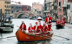 "Yêu quá đi! Ông già Noel nước người ta cưỡi tuần lộc còn ông già Noel nước mình cưới trâu, một hình ảnh đấm chất làng quê Việt Nam". Nickname L.A.P để lại bình luận dưới bức ảnh ông già Noel phiên bản Việt.