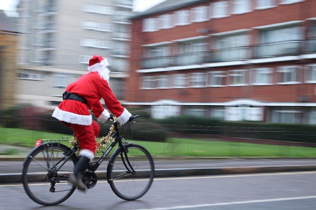 Trước đó, không ít lần các phương tiện di chuyển của ông già Noel trên khắp thế giới đã được chú ý tới.