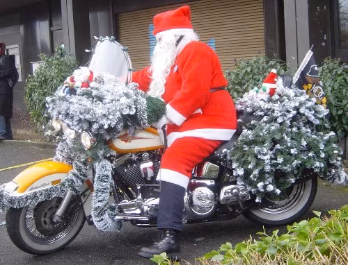 Ông già Noel phiên bản Việt Nam này đang khiến nhiều người thích thú. Dù nam chính hơi gầy và không mang theo túi quà nào cả nhưng xem chừng anh chàng cũng là người sáng tạo khi thay tuần lộc bằng trâu.