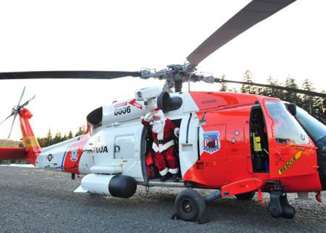 Trực thăng cũng là phương tiện hữu ích để các ông già Noel trên khắp thế giới phát quà cho trẻ nhỏ.