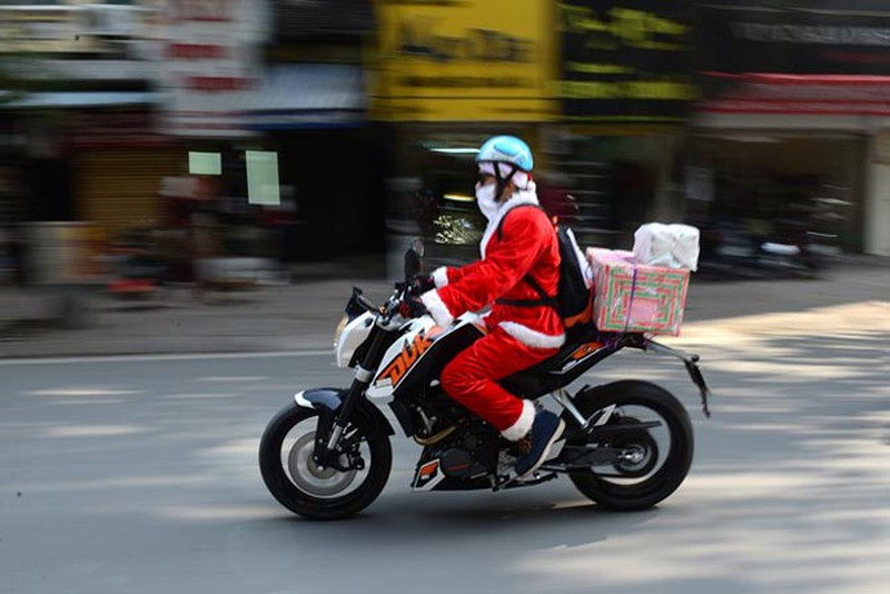 Để phát quà cho đúng giờ các vị khách đã hẹn, ông già Noel Việt Nam đã phải mượn chiếc xe phân khối lớn để đi.