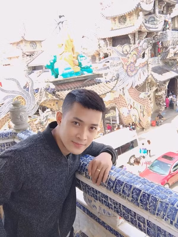 Ngay sau khi nhận được thông tin những bức ảnh trên trang cá nhân của mình được đăng tải rộng rãi trên mạng xã hội, chàng bác sĩ nam thần Bao Kay bị choáng ngợp bởi nhận được quá nhiều lượt theo dõi, cùng với đó là hàng chục ngàn tin nhắn làm quen.