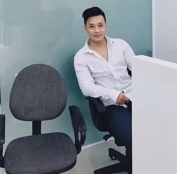 Những thông tin ban đầu của anh chàng áo blouse trắng nói trên được mở màn bằng dòng trạng thái khá tếu táo: "Sâu răng hãy nghĩ đến anh" và ngay lập tức đã nhận lại được rất nhiều lời đáp trả của cư dân mạng điển hình như: "Xem ảnh là đã muốn đau răng rồi!'' hay ''Anh ơi chữa răng cho em đi''.