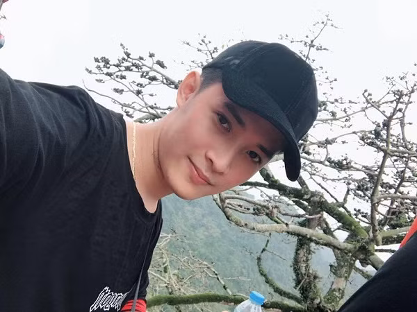 Bên cạnh việc đi làm ở phòng khám nha khoa, Bao Kay còn là một chàng trai rất thích du lịch, thích mua sắm và yêu động vật. Đọc tới đây thôi là trái tim của các cô gái đã đổ rần rần với chàng bác sĩ điển trai này.