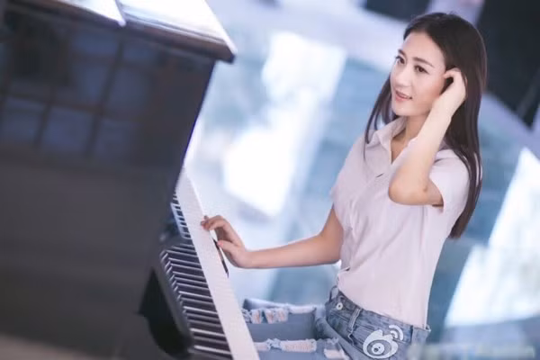 Đường Đinh Đinh chia sẻ, người có ảnh hưởng lớn nhất trong việc cô chọn nghề "gõ đầu trẻ" đó là ông nội của cô khi ông cũng là một giáo viên xuất sắc.