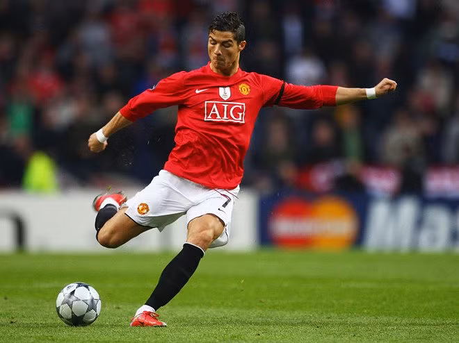 Ronaldo về Ngoại hạng Anh: Theo tin chuyển nhượng bóng đá mới nhất từ tờ báo Tây Ban Nha Don Balon, Cristiano Ronaldo sẽ sớm rời khỏi Real Madrid để đến Ngoại hạng Anh thi đấu nhưng không phải M.U mà là cho Chelsea. Ảnh: Don Balon