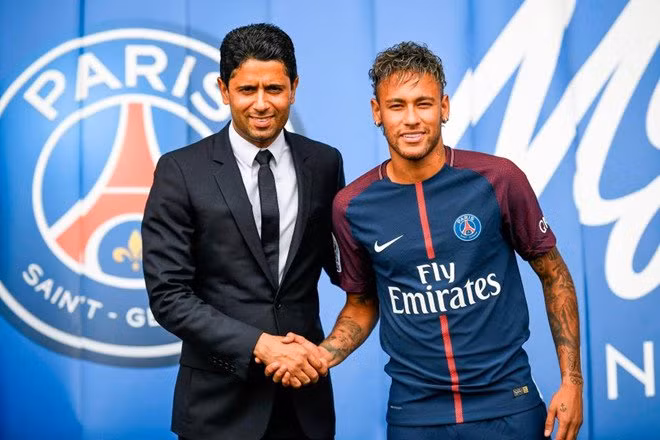 Neymar từng từ chối PSG: Trong bài viết, tờ báo thân Real Madrid mô tả Neymar đã khóc lóc, thậm chí hai lần cầu xin Chủ tịch Josep Maria Bartomeu của Barca đóng sập cánh cửa bán anh cho đại diện nước Pháp vào hè 2017.