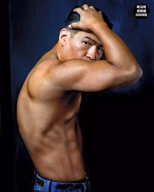 Theo tìm hiểu của cư dân mạng thì anh chàng này là người Hàn Quốc và anh chàng bụng bia này bắt đầu lao vào luyện tập để có được thân hình như ngày hôm nay từ năm 2012.