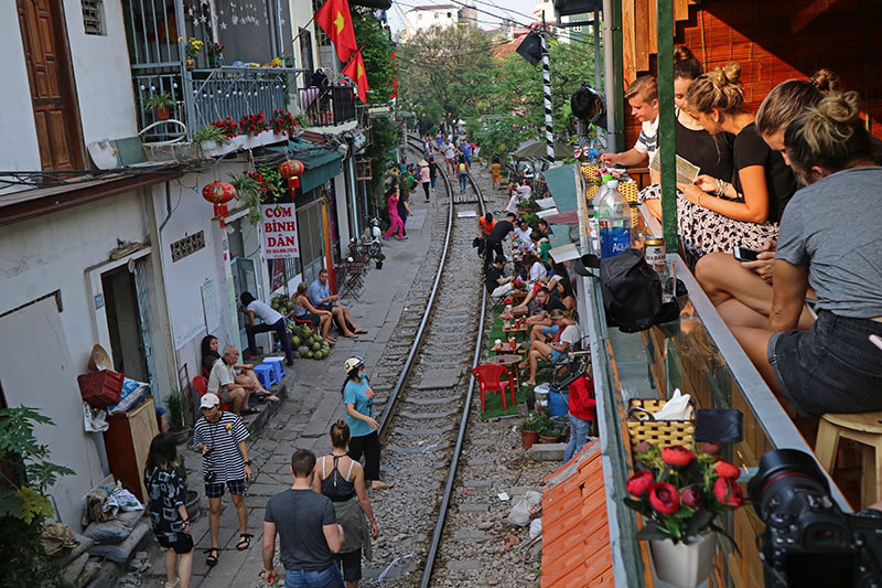 Dù đã được cảnh báo trên báo chí về vi phạm hành lang an toàn chạy tàu nhưng lượng du khách tò mò với tuyến đường sắt "đặc biệt" này đổ về ngày càng nhiều. Các quán cafe phục vụ du khách cũng mọc lên san sát dọc tuyến đường.