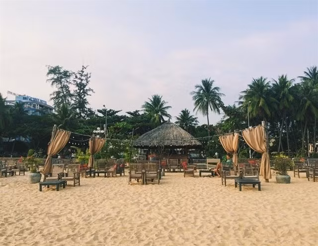 Thời gian vừa qua, Quy Nhơn (Bình Định) đã nổi lên như một địa điểm đẹp đối với dân mê du lịch với Ghềnh Ráng, bãi Đá Trứng, bãi Dại, bãi Xép, bãi Bàu. Tuy nhiên, vùng đất này còn sở hữu một quán bar trên biển đầu tiên tại Việt Nam vô cùng độc đáo. Ảnh: Sulinn.