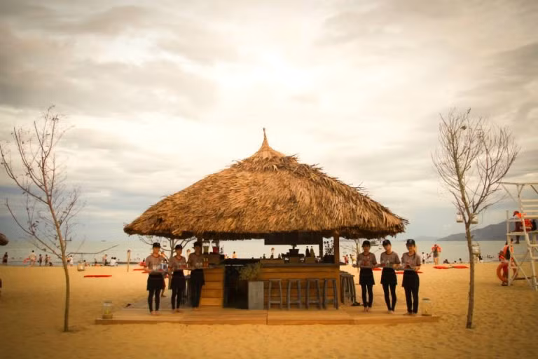 Còn khi màn đêm buông xuống, trước sắc màu lung linh nổi bật, nới đây lại đem đến cho thực khách một không gian lãng mạn, đầy dư vị của biển cả.