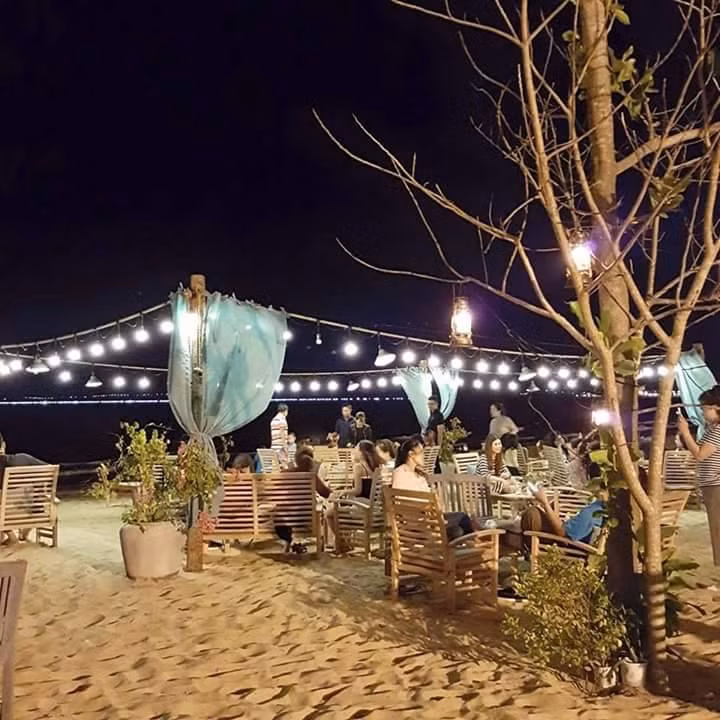 Với thiết kế đặc biệt, bắt mắt từ các mảng màu vintage hòa hợp với thiên nhiên, nhiều vị khách đến đây bị mê hoặc bởi góc nhìn thú vị khi bước chân tới quán bar đầu tiên trên bãi biển tại Việt Nam. Ảnh: Minhnhim.