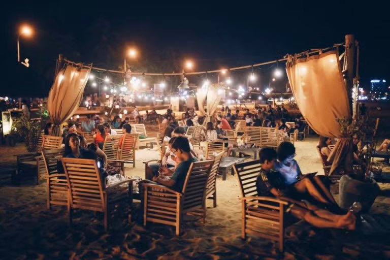 Surf bar ở Quy Nhơn trở thành địa điểm được check-in khá nhiều trên các trang mạng xã hội. Ảnh: Kunbee.
