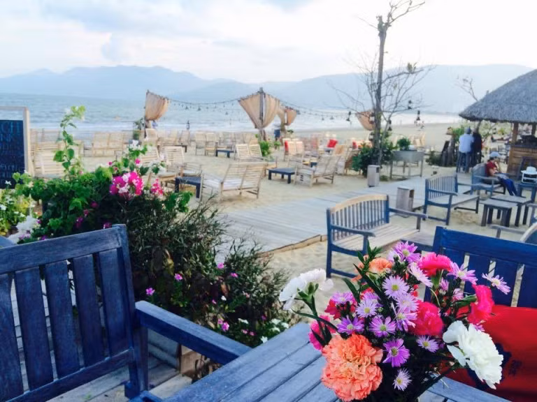 Với menu đồ uống cũng không quá đắt, Surf bar lại càng được nhiều người lựa chọn để thả mình vào không gian thư giãn.