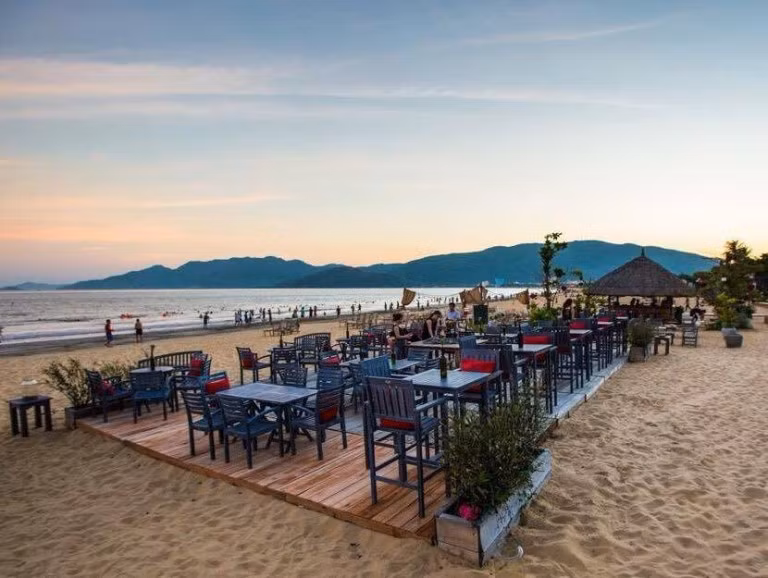 Theo chia sẻ của một số vị khách đã tới Surf bar, quán bar này nhận được sự quan tâm lớn từ giới trẻ bởi vẻ đẹp hiện đại pha chút cổ điển.