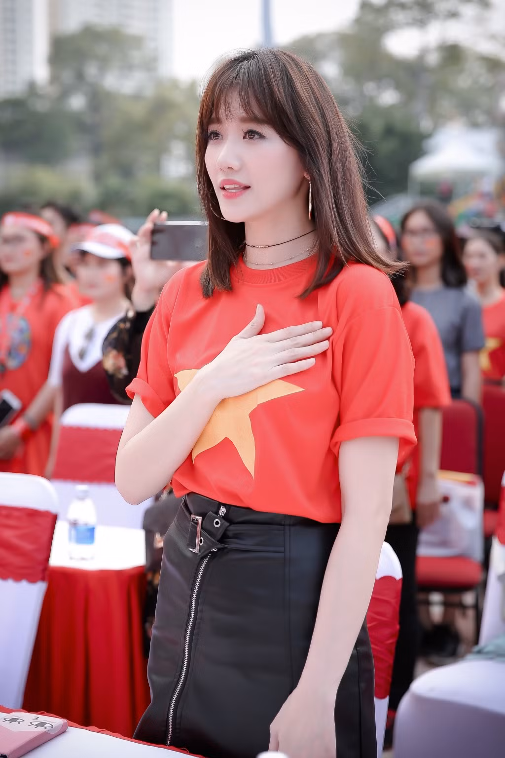 Nhưng nếu Hari Won trở thành HLV trợ lý ngôn ngữ cho HLV Park Hang Seo thì cô vợ của nam hài Trấn Thành cũng cần rút ra bài học từ ông Lê Huy Khoa, đó là tránh dính vào “thị phi bóng đá quá nghiệt ngã”.