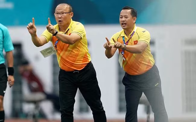 Trước thềm AFF Cup 2018, nội bộ trên băng ghế chỉ đạo của ĐT Việt Nam có "biến" khi trợ lý ngôn ngữ Lê Huy Khoa tuyên bố sẽ nghỉ việc. Ngay sau đó, lãnh đạo VFF cũng nói trên báo chí việc ông Khoa xin nghỉ là chuyện cá nhân.