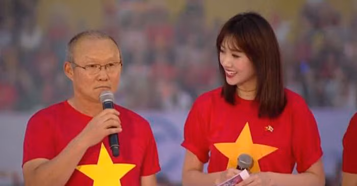 Hôm đó, cô vợ của nam hài Trấn Thành mang đến một bầu không khí tươi mới cho hàng triệu người hâm mộ dõi theo buổi lễ mừng công khi dẫn chương trình khá hay và phiên dịch lưu loát cho HLV Park Hang Seo.