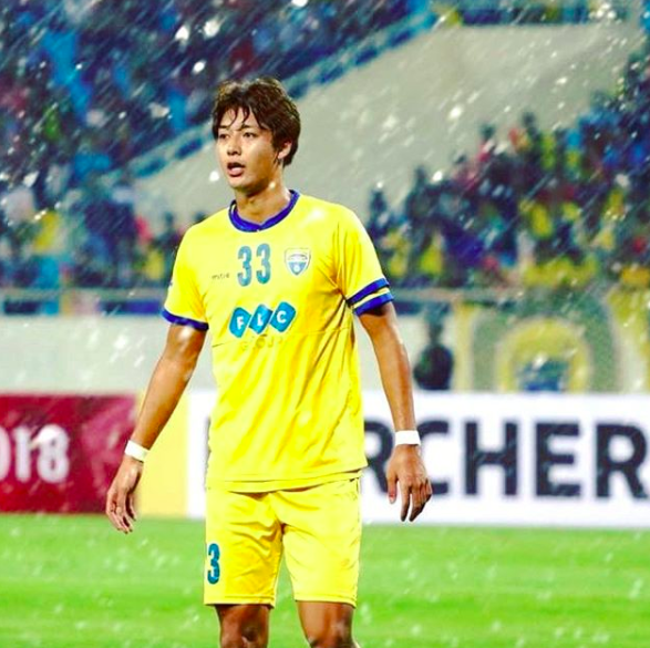 Điều làm fan girl đổ đứ đừ Ryu là vì anh chàng này điển trai không khác gì các diễn viên. Sống mũi thẳng tắp cùng đôi mắt quyến rũ. Thậm chí nhiều người còn liên tưởng đến các vai chính trong anime của Nhật Bản khi ngắm cầu thủ này.