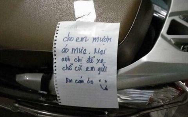 Không chỉ có những lời nhắn gửi trên xe ô tô mà các dân mạng còn sưu tầm được những lời nhắn trên xe máy cũng vô cùng bá đạo như việc mượn áo mưa và hứa sẽ để lại chỗ cũ vào ngày mai.