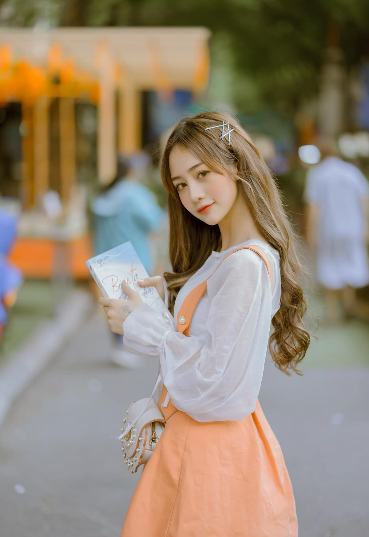 Ngọc Duyên cũng không ngần ngại nói thêm rằng trong tương lai có thể sẽ phẫu thuật thẩm mỹ để hoàn thiện vẻ bề ngoài. Cô nàng nói: "Em cảm thấy bình thường với việc chỉnh sửa nhan sắc và sau này nếu cần, sẽ can thiệp dao kéo để đẹp hơn".