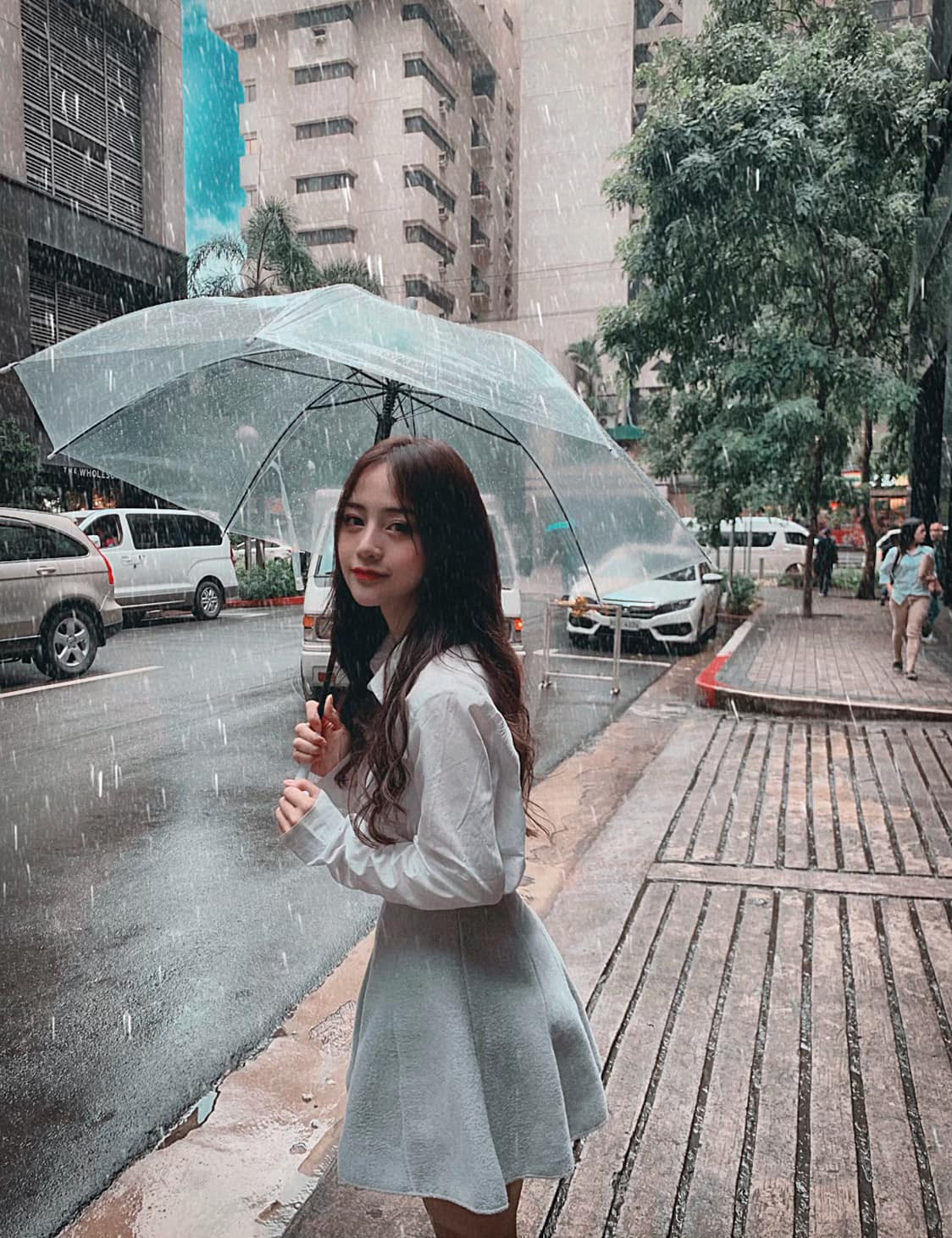 Ngọc Duyên chia sẻ thêm về nghề livestream: "Ngày xưa em thần tượng nhiều người lắm nhưng giờ lớn lên bận rộn cũng chẳng có thời gian theo chân ai, thần tượng ai. Ước mơ của em là kiếm đủ tiền, tự mua nhà ở Sài Gòn. Sắp tới em sẽ học tiếng Trung và tiếng Anh để thuận lợi hơn khi đi du lịch".