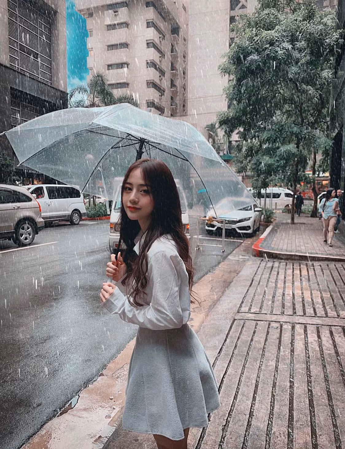 Ngọc Duyên chia sẻ thêm về nghề livestream: "Ngày xưa em thần tượng nhiều người lắm nhưng giờ lớn lên bận rộn cũng chẳng có thời gian theo chân ai, thần tượng ai. Ước mơ của em là kiếm đủ tiền, tự mua nhà ở Sài Gòn. Sắp tới em sẽ học tiếng Trung và tiếng Anh để thuận lợi hơn khi đi du lịch".