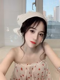 Chia sẻ về những bức ảnh nổi như cồn trên MXH của mình, nữ idol livestream chia sẻ: "Bộ ảnh đó mới chụp cách đây vài hôm thôi. Em đi làm về định đi tắm nhưng chưa tẩy trang nên ngẫu hứng cầm điện thoại chụp ảnh. Thấy cũng xinh xắn nên em đăng lên mạng xã hội, ai ngờ được nhiều người thấy thích thú như thế. Em vui lắm. Là con gái ai cũng thích được khen, em cũng vậy thôi. Cảm ơn lời khen ngợi của tất cả mọi người dành cho em".