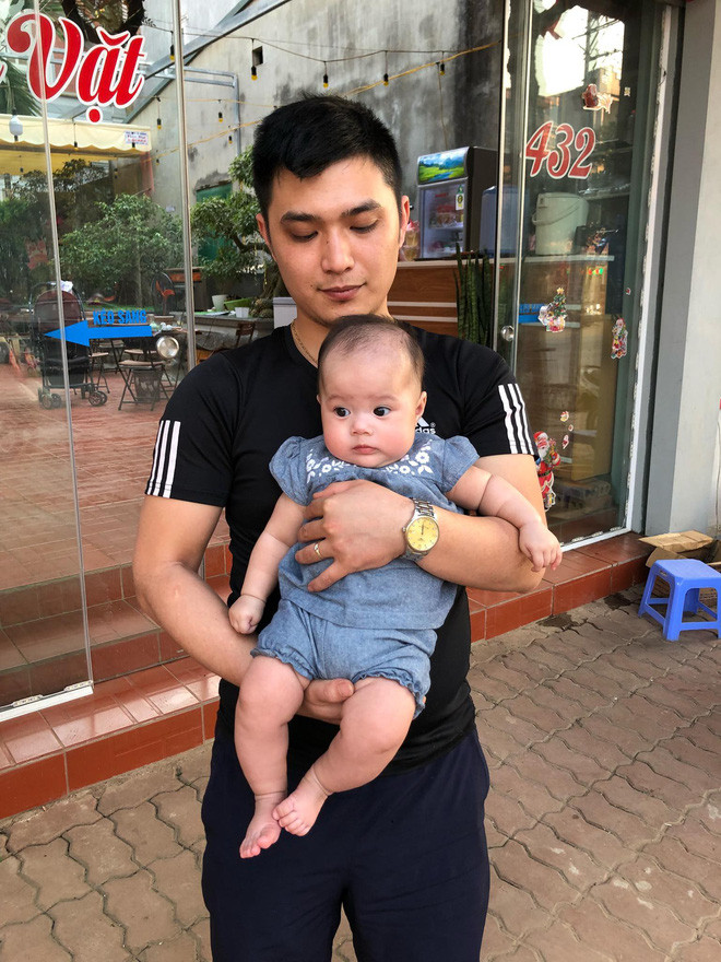 Hiện tại, Chi và chông mình đã sinh một em bé xinh xắn đặt tên là Gấu. Bé đã được 4-5 tháng tuổi.