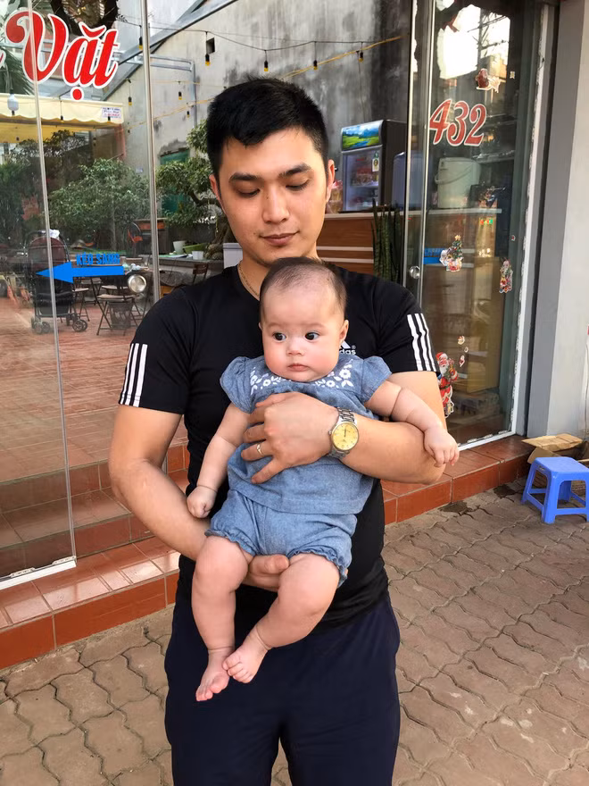 Hiện tại, Chi và chông mình đã sinh một em bé xinh xắn đặt tên là Gấu. Bé đã được 4-5 tháng tuổi.