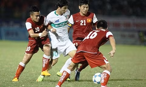 Tại cúp bóng đá báo Thanh Niên, U21 báo Thanh Niên gặp rất nhiều sự so sánh với lứa cầu thủ U19 HAGL là nòng cốt của U19 Việt Nam. Ảnh: Lao Động.