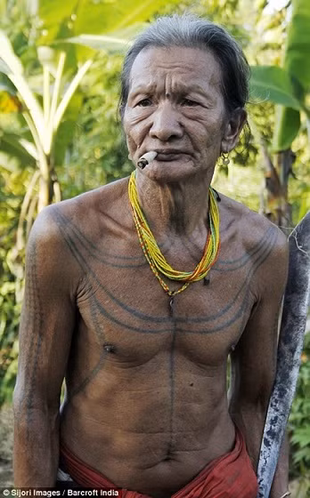 Người đàn ông Mentawai và các hình xăm.