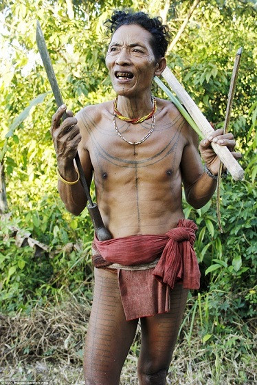 Những người Mentawai có phong tục xăm mình và dùng đục đẽo răng.