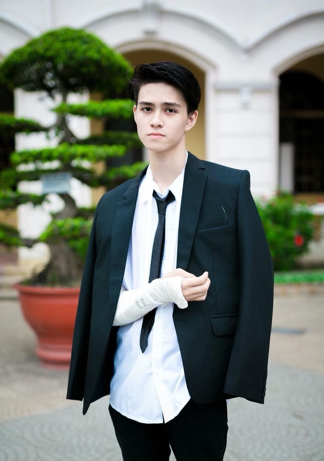 Được biết, cậu bạn này có tên là Trần Gia Huy, học sinh lớp 12 trường PTTH Tư thục Marie Curie (Hải Phòng). Ngay sau đó, trang cá nhân của Gia Huy cũng đã được tìm ra và nhận hàng trăm lời mời kết bạn chỉ trong thời gian ngắn.