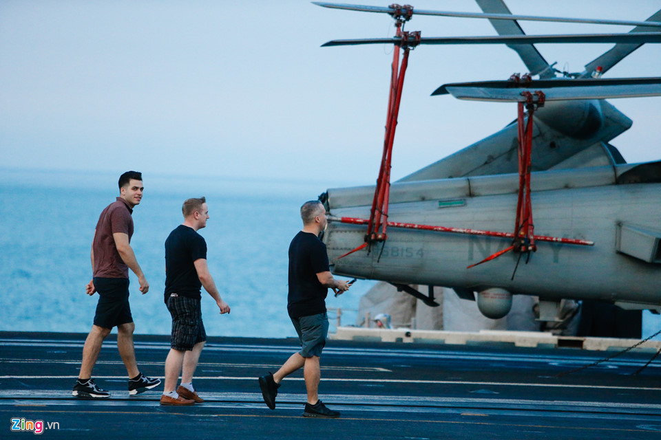 Các thủy thủ chia ca để làm nhiệm vụ. Khi hết ca trực, họ có thể mặc thường phục, rời vị trí và tham gia các hoạt động giải trí ngay trên tàu.