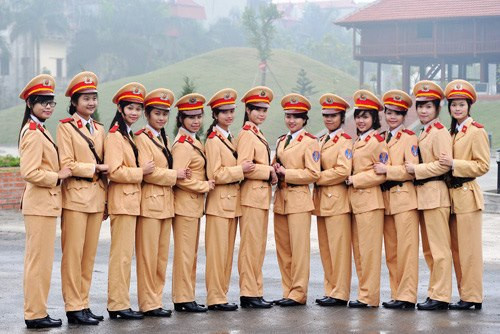 Với vẻ đẹp của mình, các nữ CSGT như càng tô điểm thêm màu sắc, hương vị trong ngày kỉ niệm đầy ý nghĩa này.