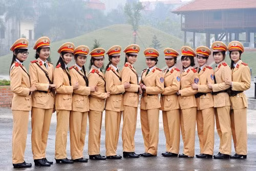 Với vẻ đẹp của mình, các nữ CSGT như càng tô điểm thêm màu sắc, hương vị trong ngày kỉ niệm đầy ý nghĩa này.