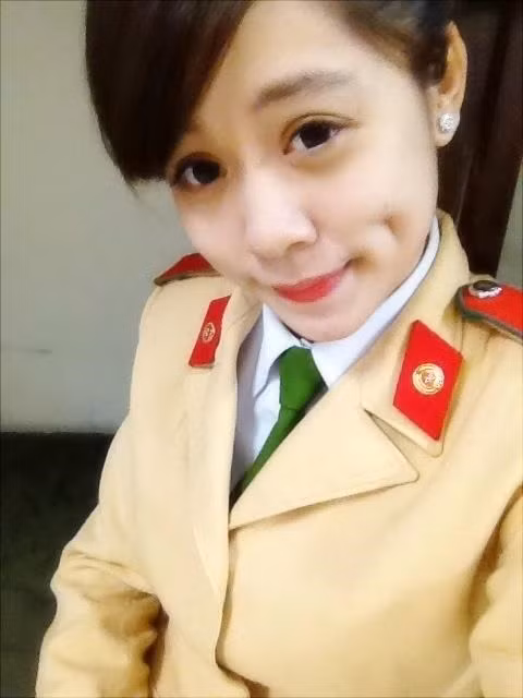 Nữ cảnh sát sinh năm 1994 - Lại Kiều Anh cũng đã từng làm dân mạng chao đảo bởi những khoảnh khắc đầy dễ thương.