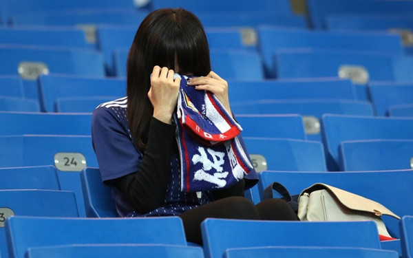 Sau trận thua của đội nhà, nhiều CĐV Nhật Bản đã tiếc nuối và những dòng nước mắt đã lăn dài trên gò má của họ.