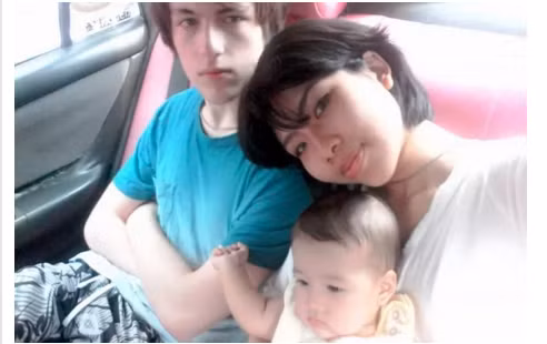 Cặp đôi đũa lệch trên là anh chàng trai có tên Amps, hiện làm thợ cắt tóc tại Anh và cô gái người Thái có tên Jordan.