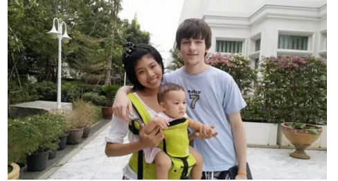 Anh chàng cắt tóc tên Amps sở hữu ngoại hình điển trai, nước da trắng, nụ cười thân thiện. Đối ngược hoàn toàn với ngoại hình của bạn trai, cô gái Jordan lại có một gương mặt kém xinh.